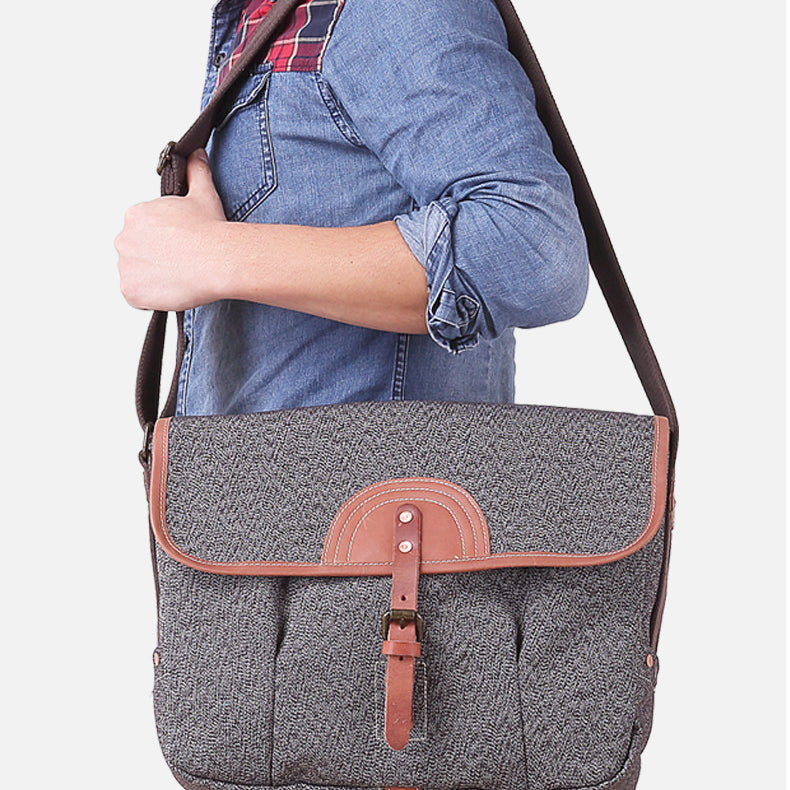 Classic Tweed Canvas Messenger Bag with Stylish and Spacious Design