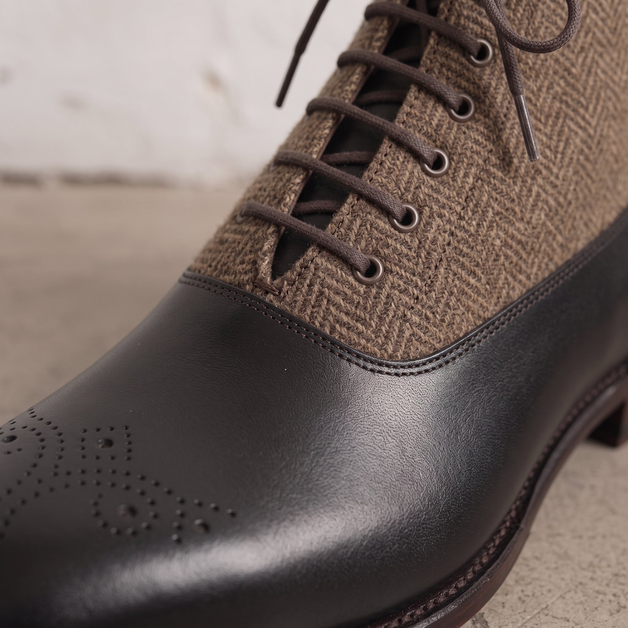 Men's Black and Tan Herringbone-Embossed Leather Plain-Toe Oxford Boots — Hopwell