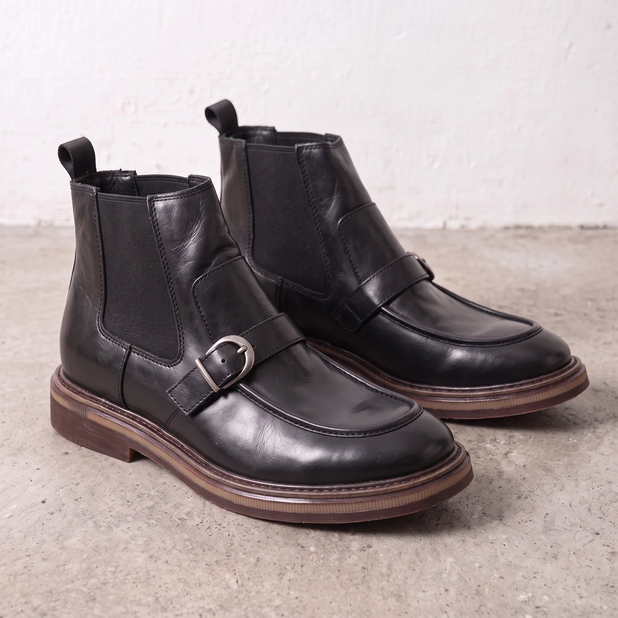 Men's Black Apron-Toe Leather Chelsea Boots with Strap — Pashley