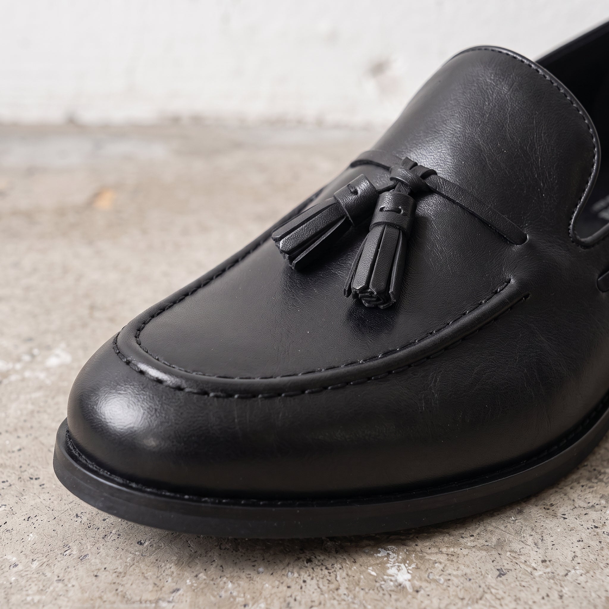 Men's Black Apron-Toe Leather Tassel Loafers — Armitage