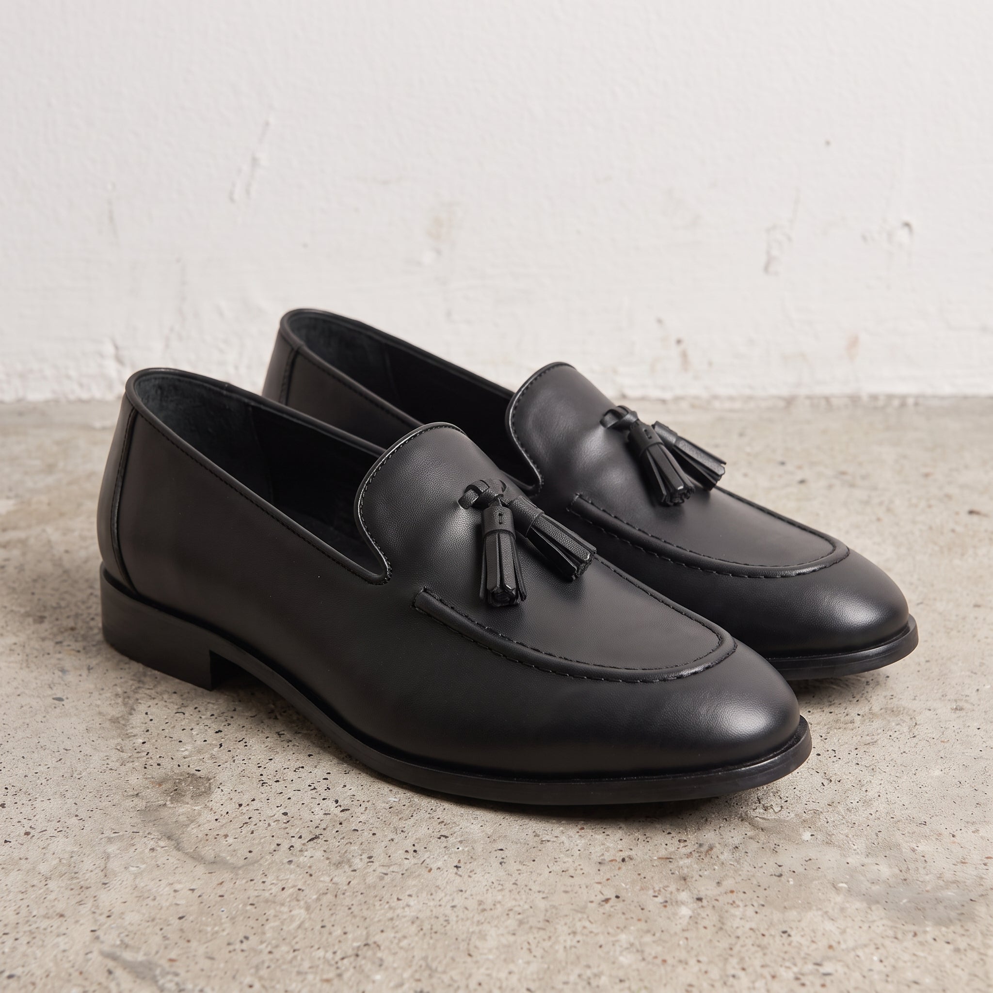 Men's Black Apron-Toe Leather Tassel Loafers — Harries
