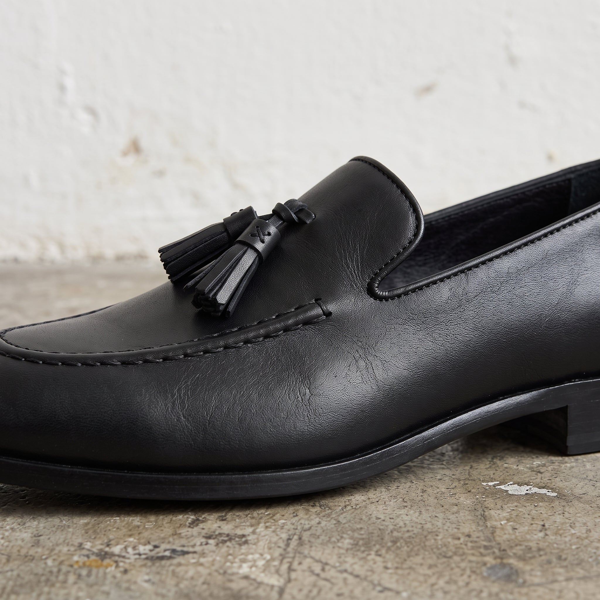 Men's Black Apron-Toe Leather Tassel Loafers — Harries
