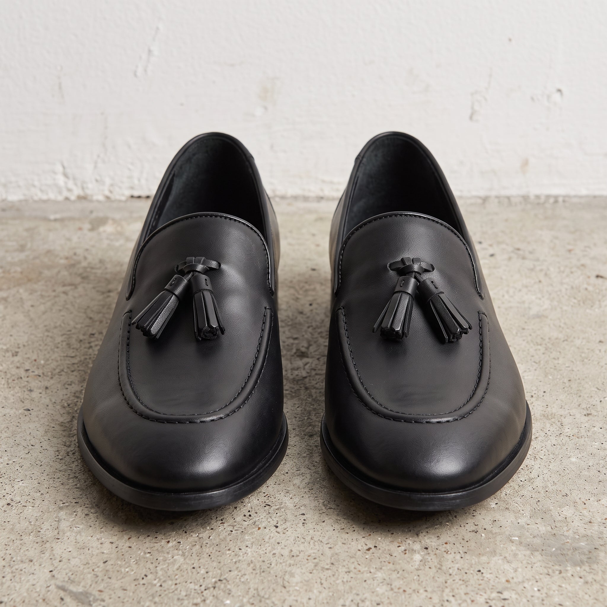 Men's Black Apron-Toe Leather Tassel Loafers — Harries