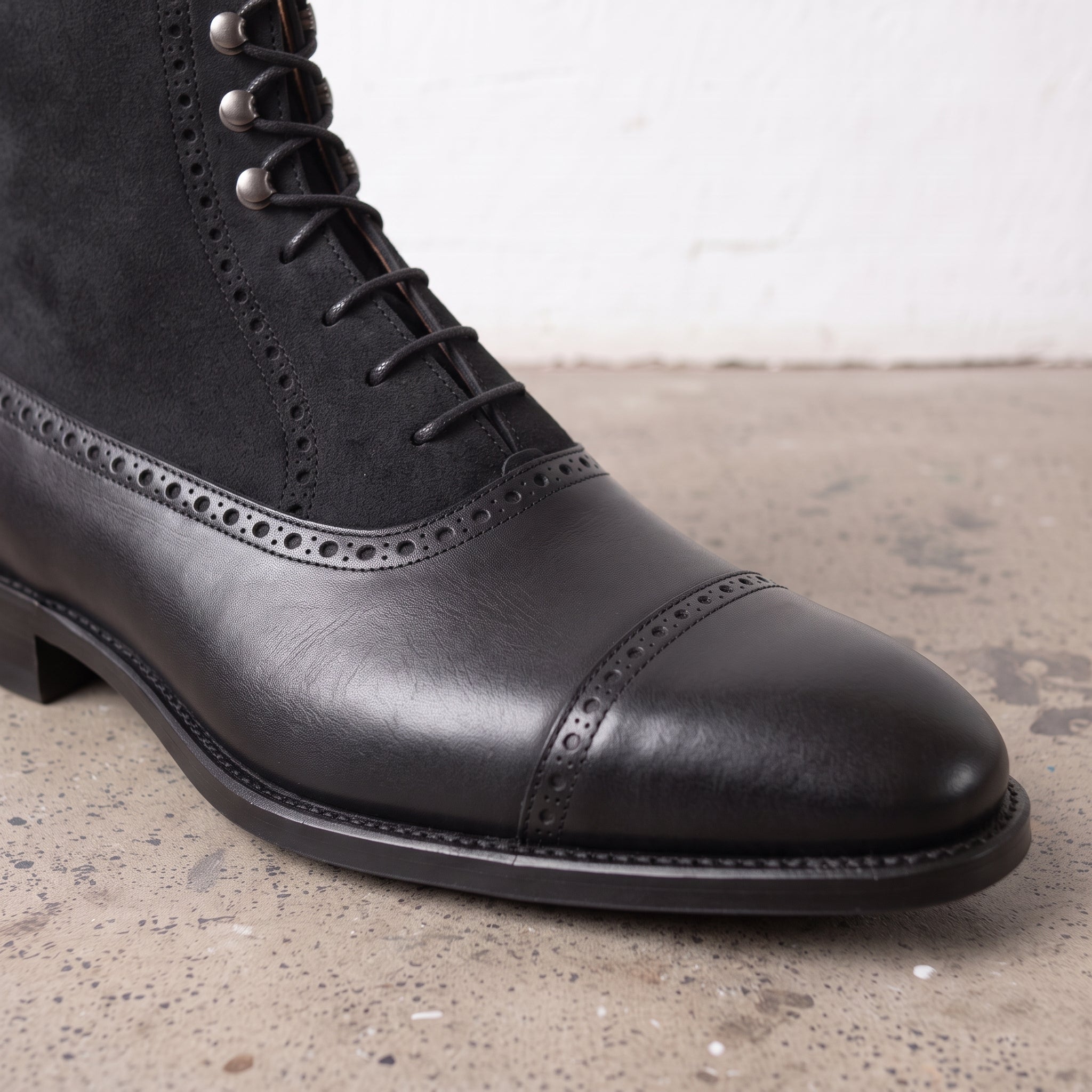 Men's Black Cap-Toe Leather Lace-Up Boots — Newington