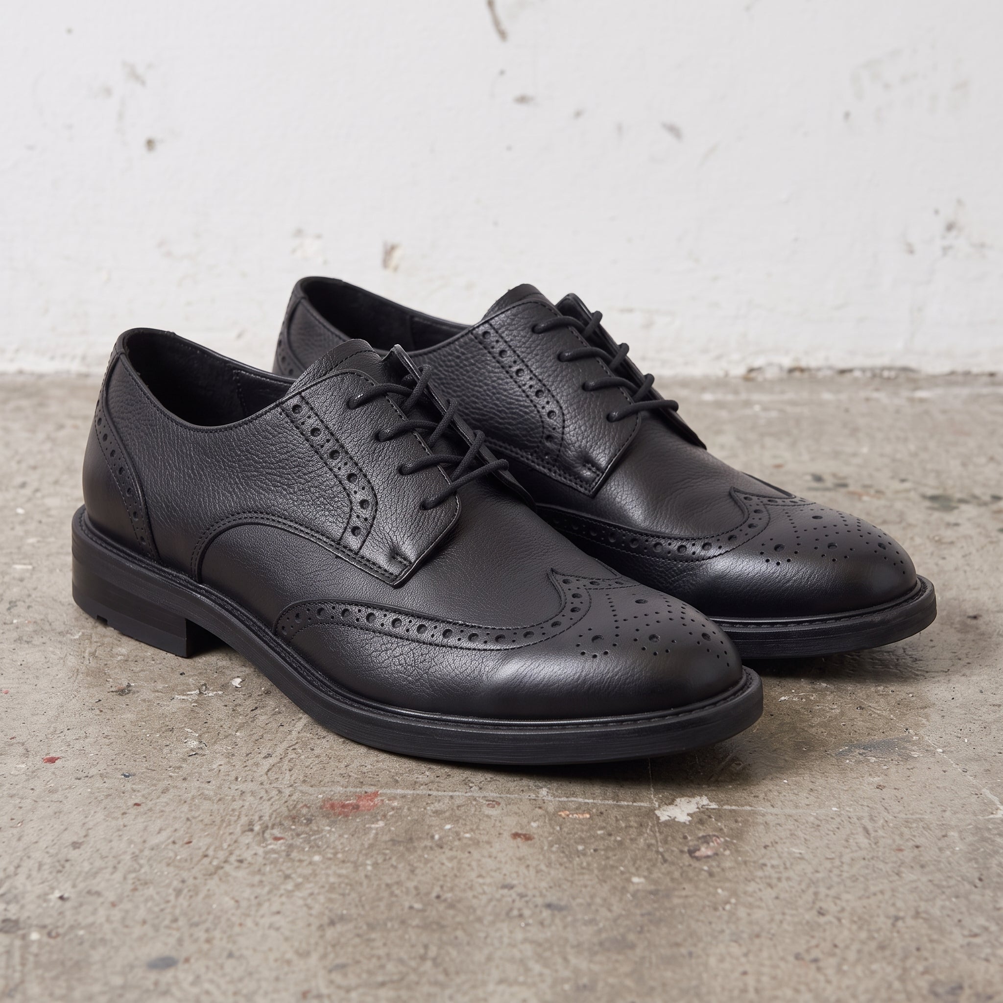 Men's Black Pebbled Leather Wingtip Brogue Derbys — Dalesford