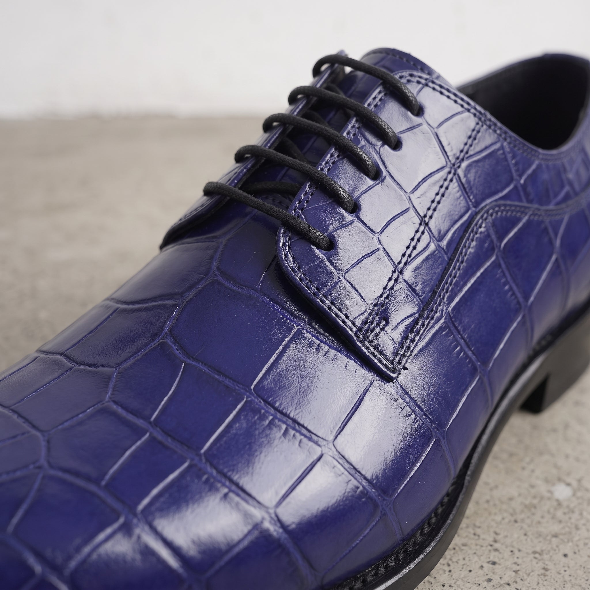 Men's Blue Plain-Toe Alligator-Embossed Leather Derbys — Gidley
