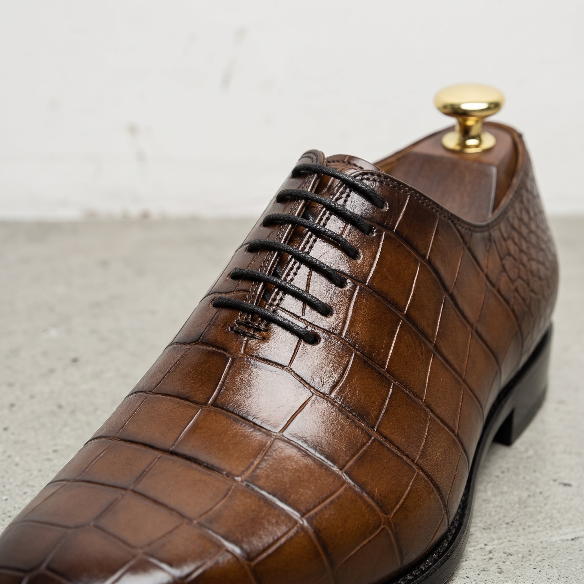 Men's Brown Crocodile-Embossed Leather Oxfords — Atwick