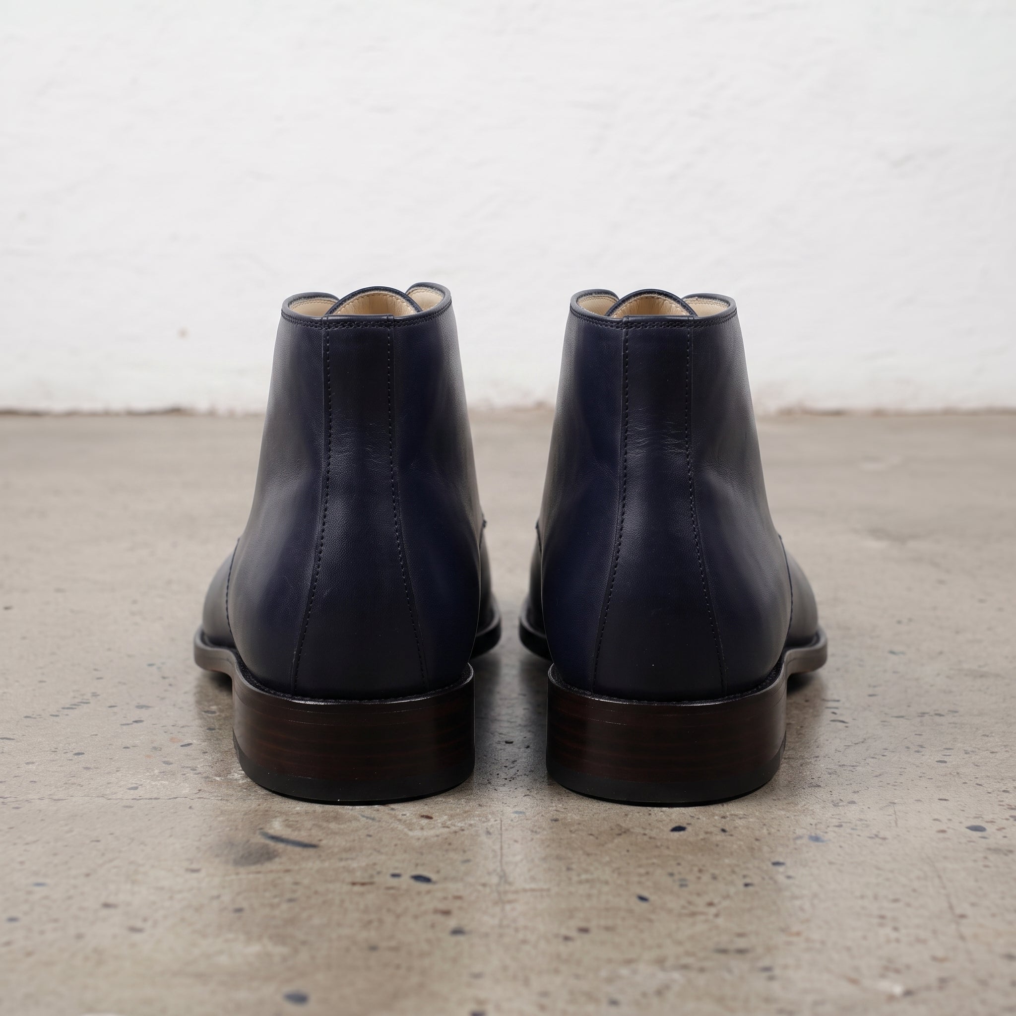 Men's Dark Blue Plain-Toe Leather Chukka Boots — Hornsey