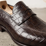 Men's Dark Brown Alligator-Embossed Leather Apron-Toe Penny Loafers — Cobham