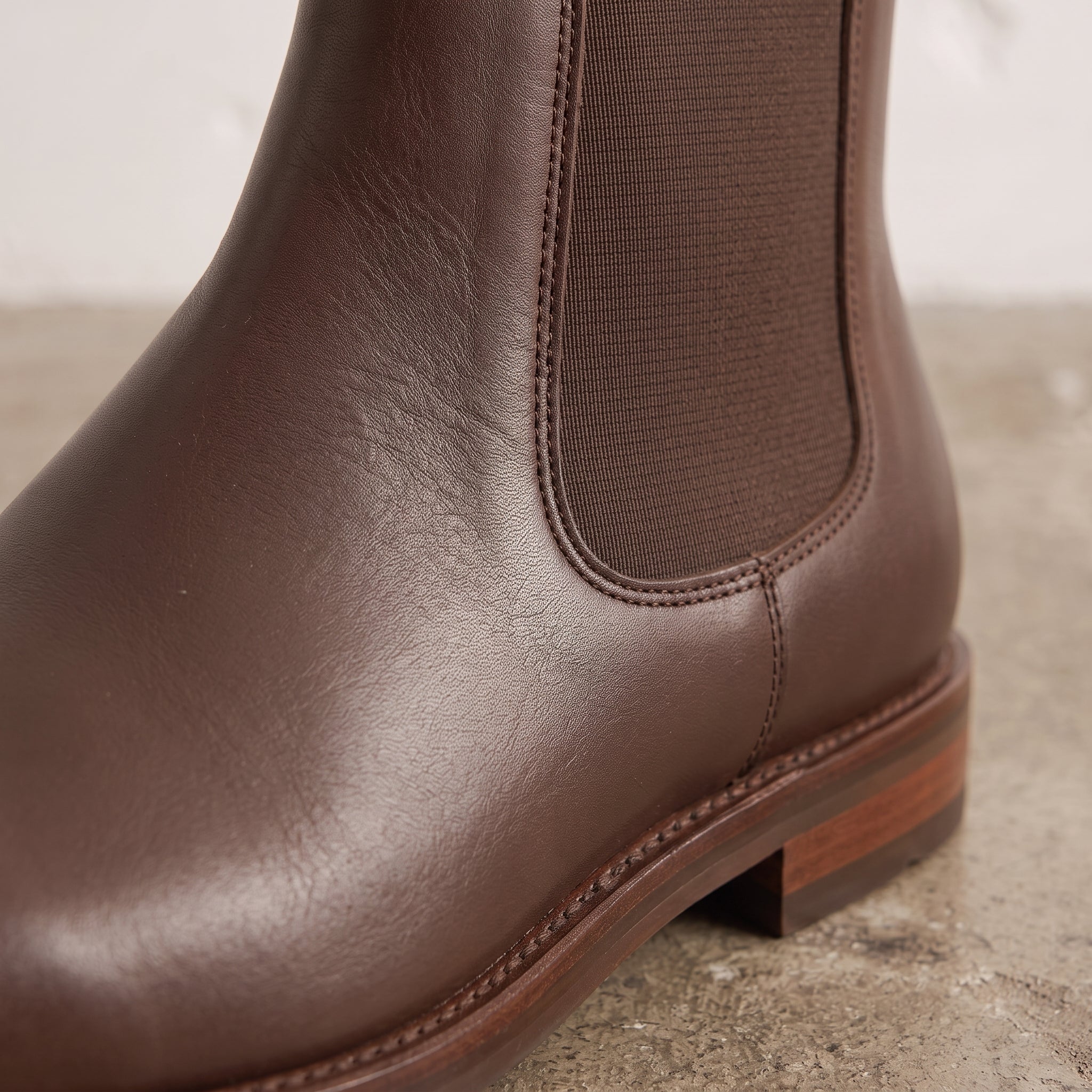 Men's Dark Brown Plain-Toe Leather Chelsea Boots — Frickley