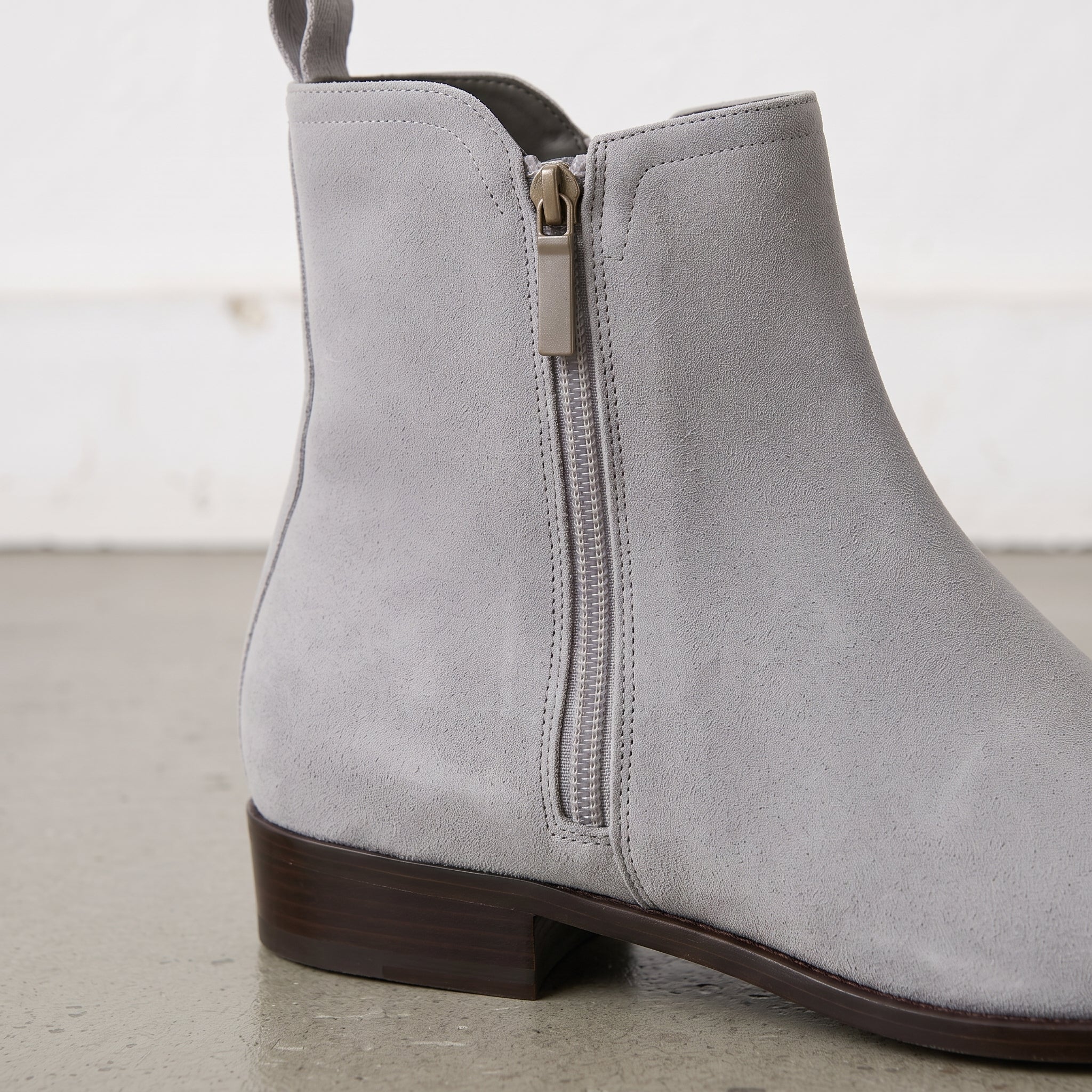 Men's Light Gray Plain-Toe Suede Ankle Boots — Dilloway