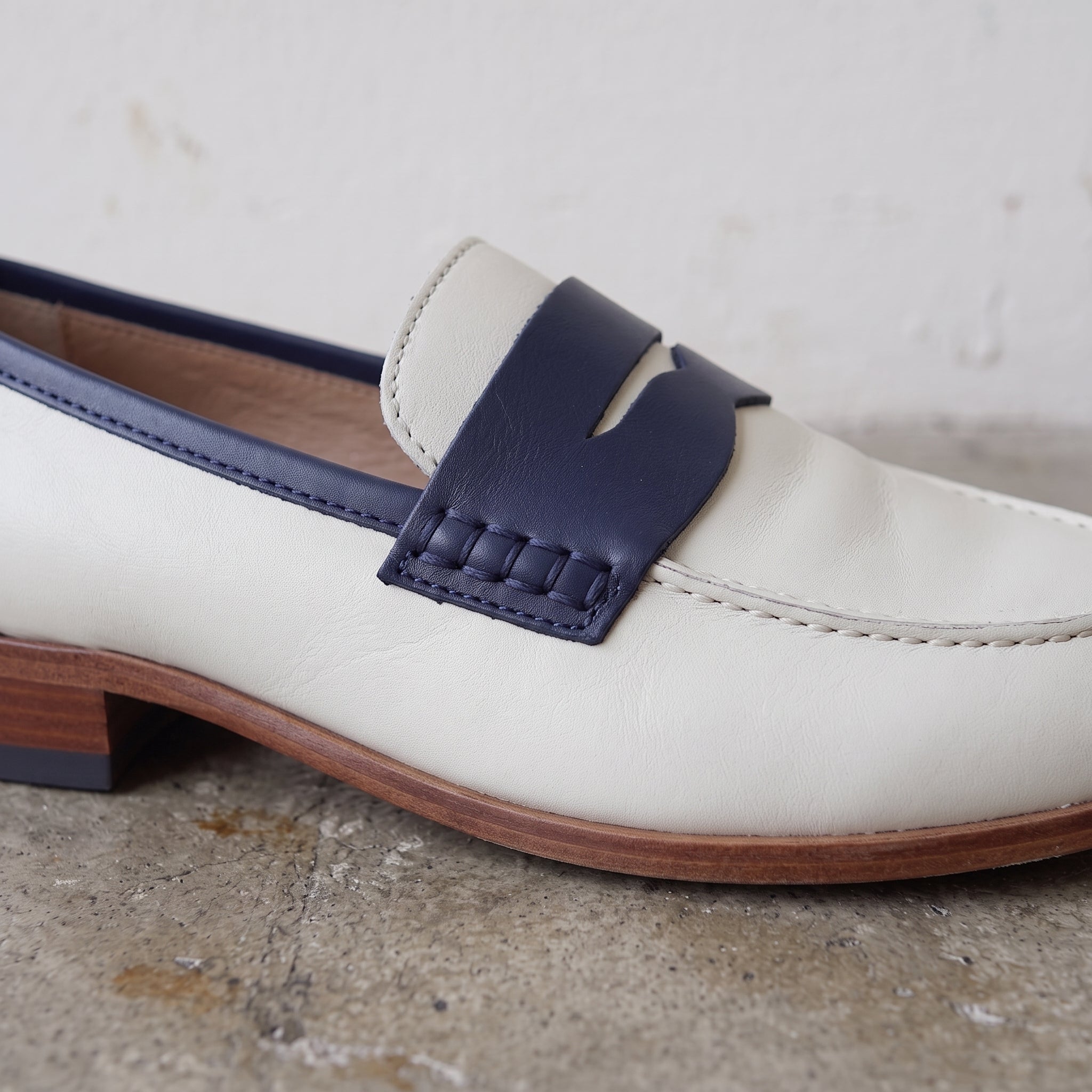 Men's Off-White and Dark Blue Apron-Toe Leather Penny Loafers — Perkins