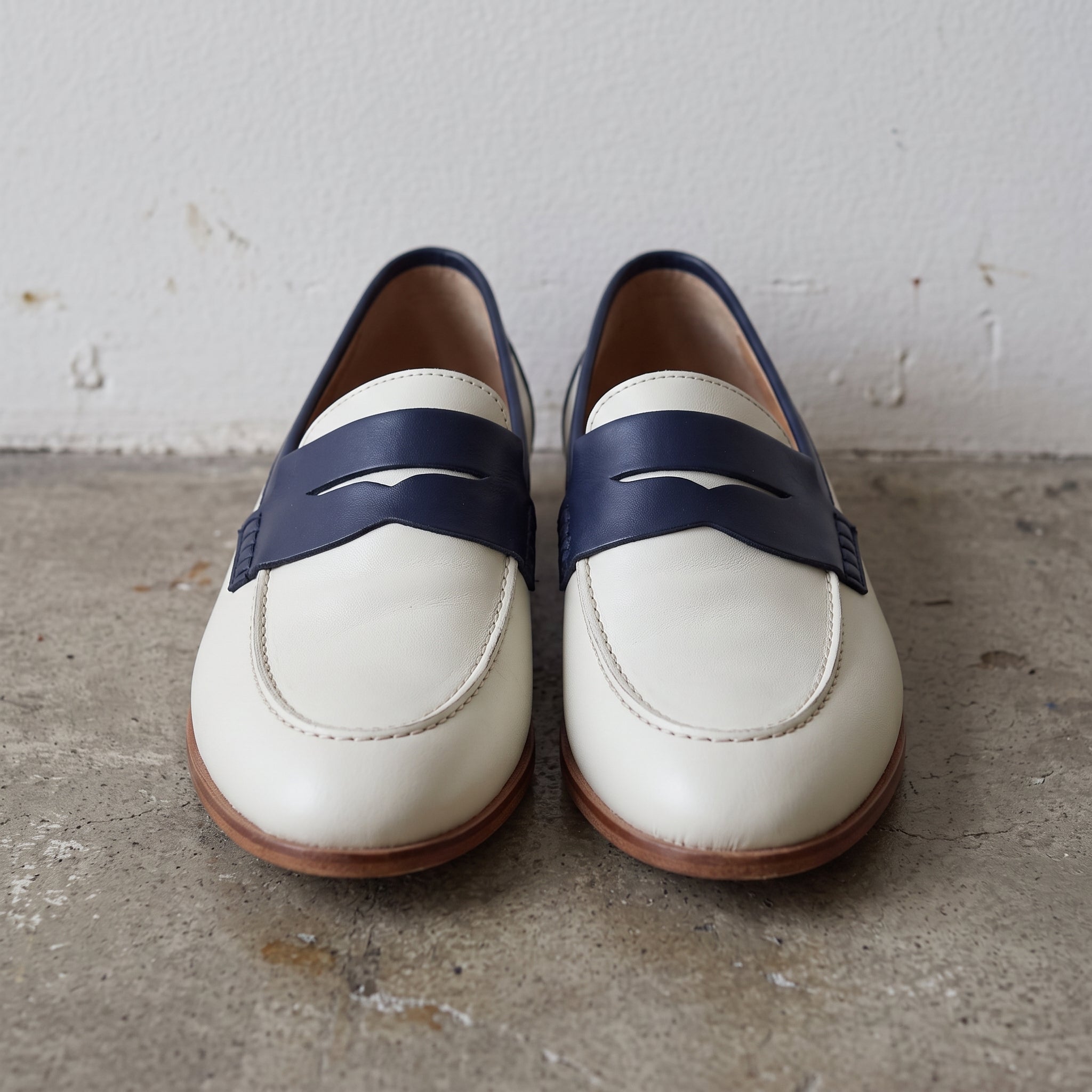 Men's Off-White and Dark Blue Apron-Toe Leather Penny Loafers — Perkins
