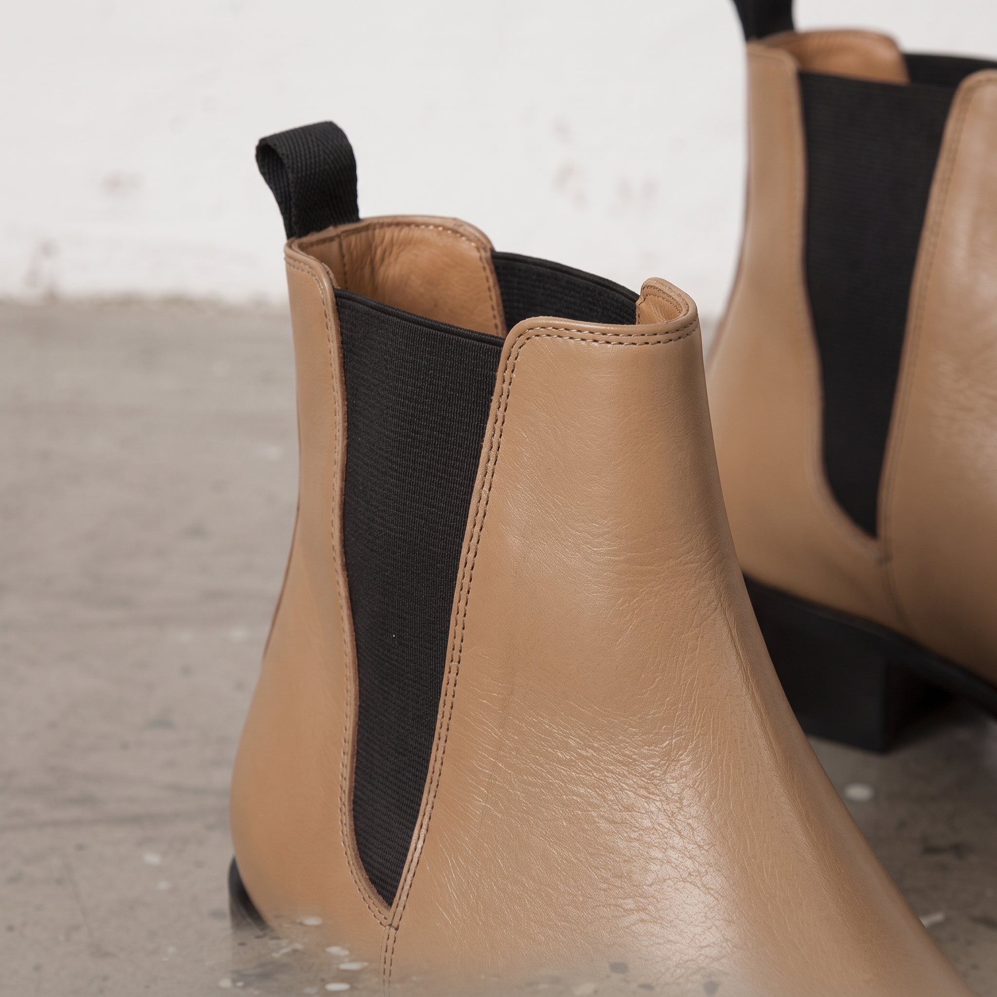 Men's Tan Pointed-Toe Leather Chelsea Boots — Grayson