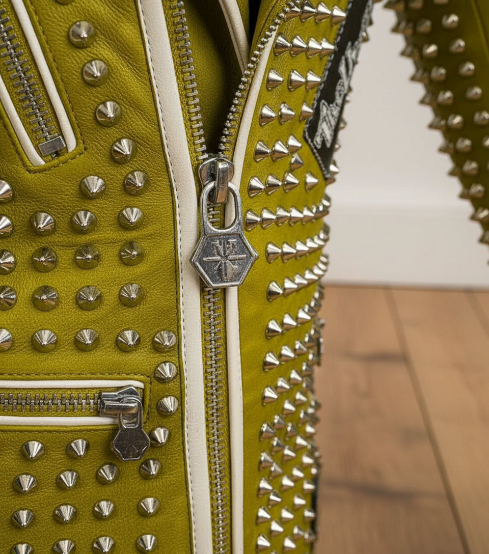 close-up-zipper-hardware of product